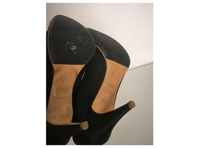 Schwarze Chanel High-Heel-Schuhe mit Rüschendetail - Ansicht 15