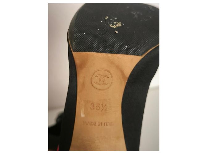 Schwarze Chanel High-Heel-Schuhe mit Rüschendetail - Ansicht 16