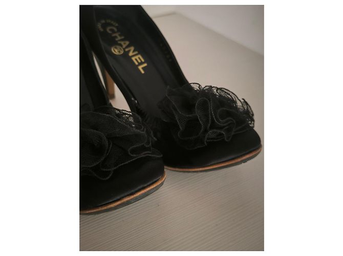 Schwarze Chanel High-Heel-Schuhe mit Rüschendetail - Ansicht 18