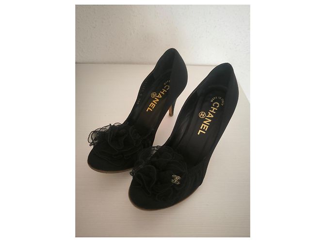 Schwarze Chanel High-Heel-Schuhe mit Rüschendetail - Ansicht 2