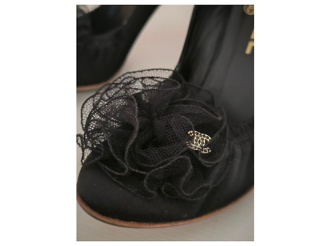 Schwarze Chanel High-Heel-Schuhe mit Rüschendetail - Ansicht 4