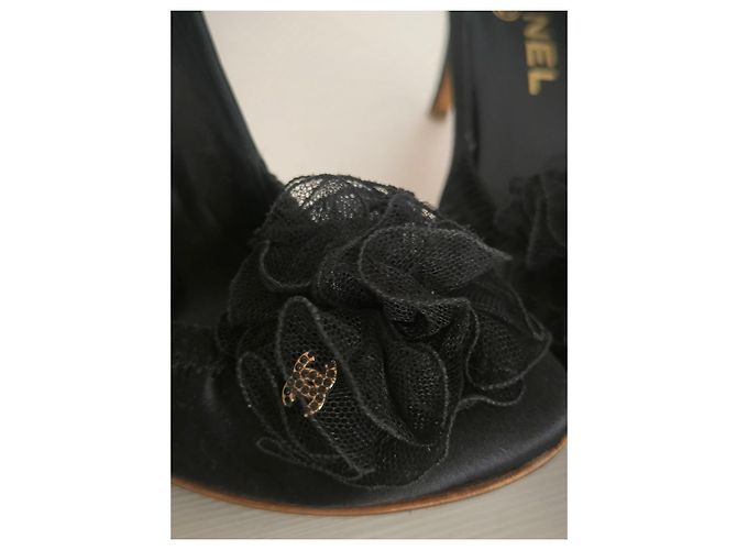 Schwarze Chanel High-Heel-Schuhe mit Rüschendetail - Ansicht 5