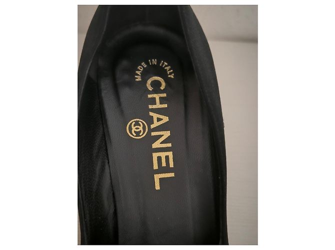 Schwarze Chanel High-Heel-Schuhe mit Rüschendetail - Ansicht 6