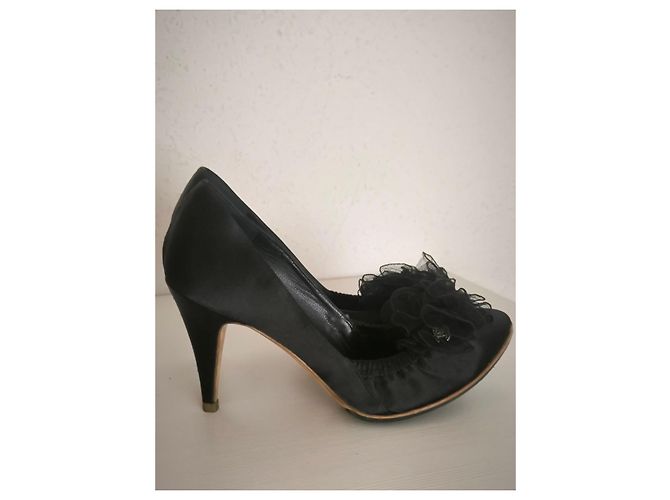 Schwarze Chanel High-Heel-Schuhe mit Rüschendetail - Ansicht 8
