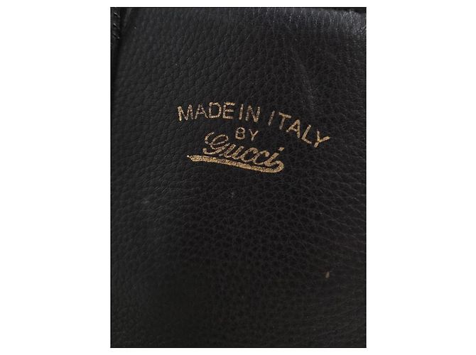 Gucci Swing Handtasche aus schwarzem genarbtem Leder - Ansicht 2