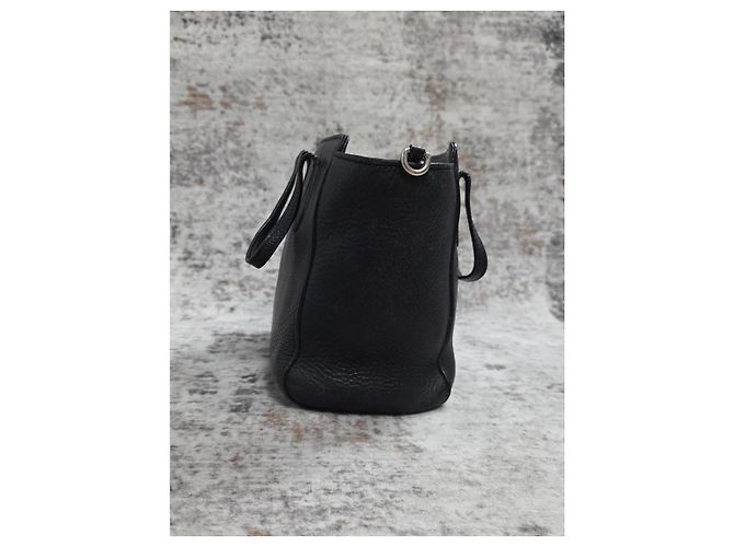 Gucci Swing Handtasche aus schwarzem genarbtem Leder - Ansicht 3