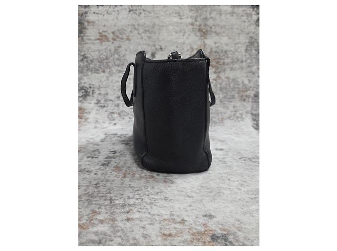 Gucci Swing Handtasche aus schwarzem genarbtem Leder - Ansicht 4