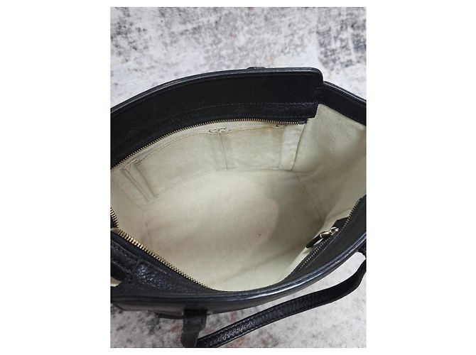 Gucci Swing Handtasche aus schwarzem genarbtem Leder - Ansicht 7