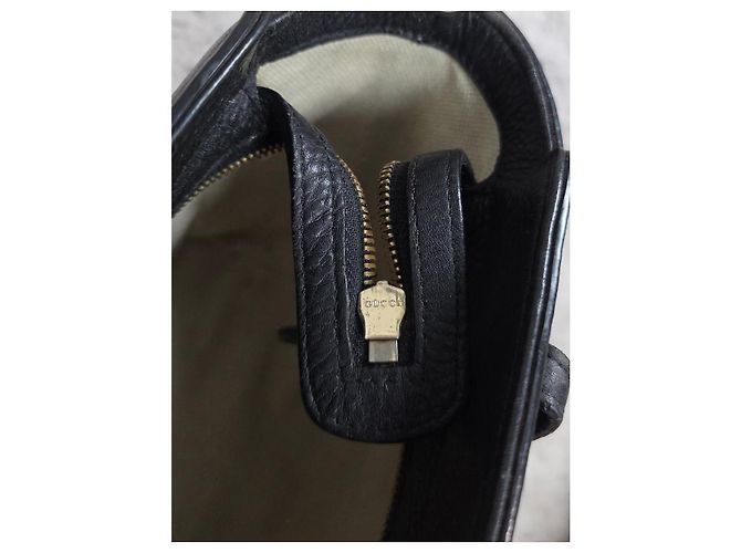 Gucci Swing Handtasche aus schwarzem genarbtem Leder - Ansicht 8