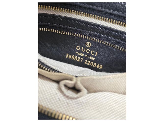 Gucci Swing Handtasche aus schwarzem genarbtem Leder - Ansicht 9
