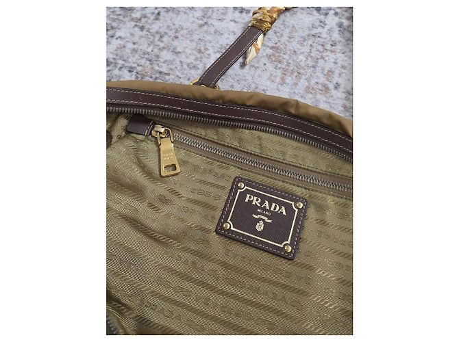 Borsa a mano Prada in tela di nylon kaki Cachi - vista 11