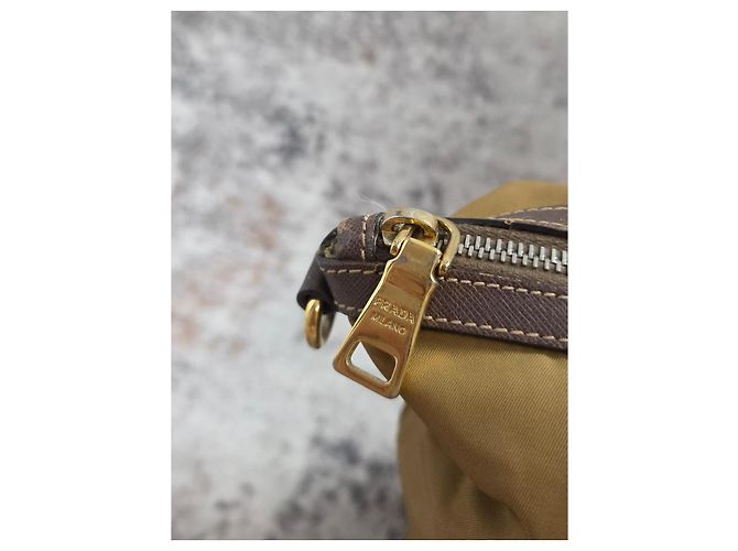 Borsa a mano Prada in tela di nylon kaki Cachi - vista 7