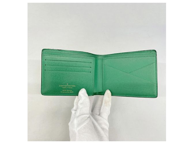 Louis Vuitton Damier Pop Portefeuille Multiple Wallet Verde - vista 3