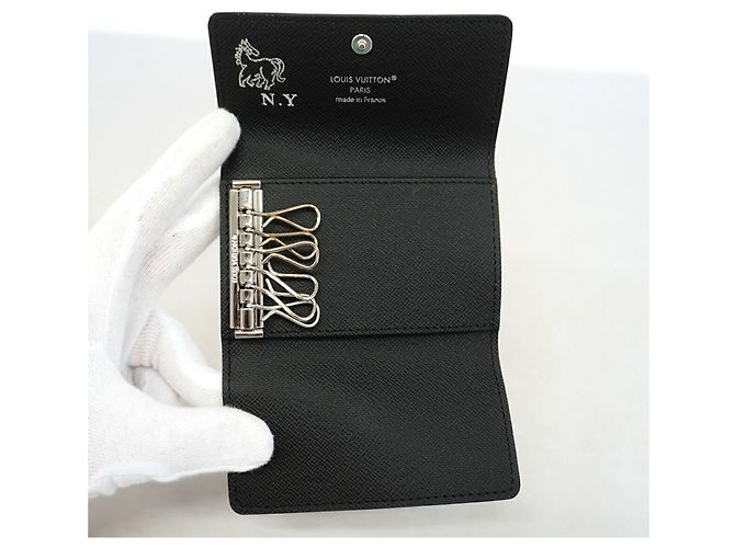 Louis Vuitton Keycase in Black - view 4