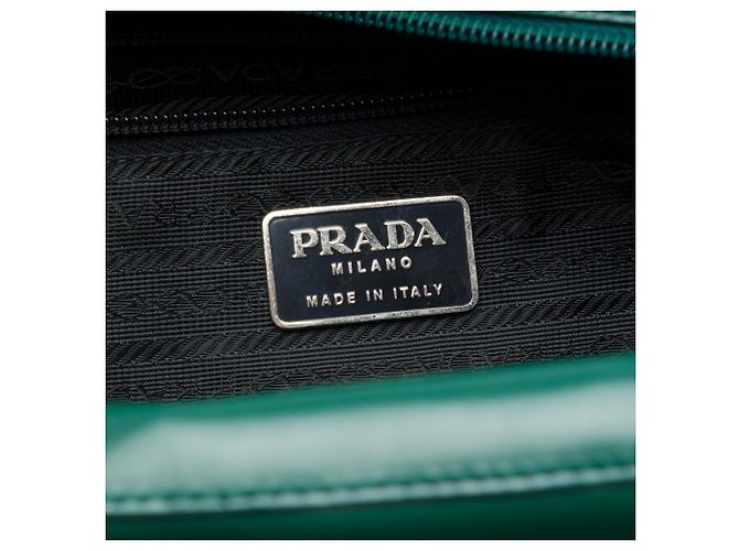 Prada wandelbare Gürteltasche aus grünem Kalbsleder - Ansicht 5
