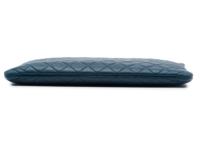 Clutch Chanel Blue Large Quilted Lambskin O Case Blu scuro - vista 3