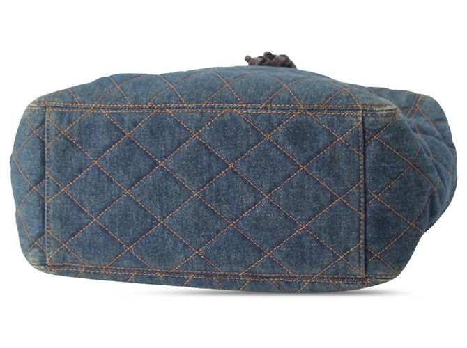 Chanel Blue CC Quilted Denim Bucket Bag mit Resinhandschlaufe Blau - Ansicht 4