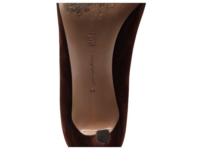 Décolleté Gianvito Rossi 70 in camoscio marrone - vista 6