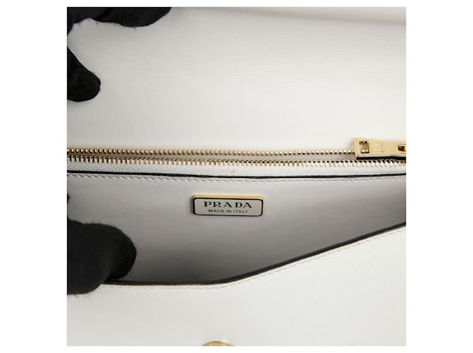 Saffiano Prada Borsa a tracolla con catena e logo triangolo Bianco - vista 10