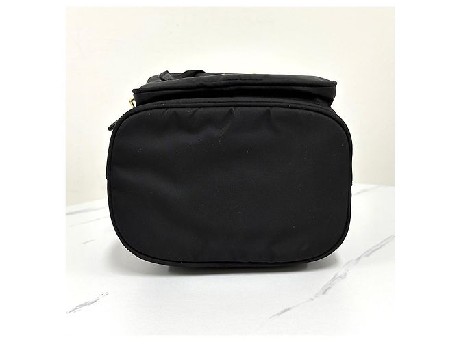 Prada Borsa bucket in nylon con logo triangolare Nero - vista 10
