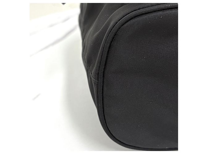Prada Borsa bucket in nylon con logo triangolare Nero - vista 11