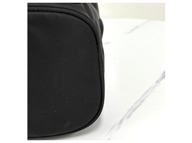 Prada Borsa bucket in nylon con logo triangolare Nero - vista 12