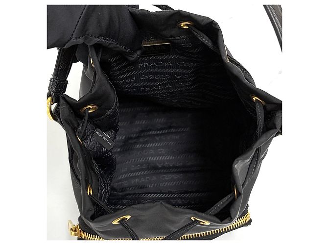 Prada Borsa bucket in nylon con logo triangolare Nero - vista 14