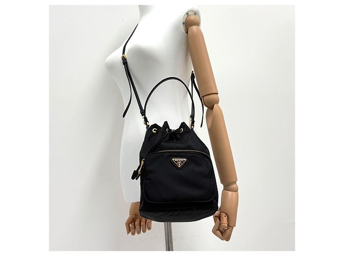 Prada Borsa bucket in nylon con logo triangolare Nero - vista 3