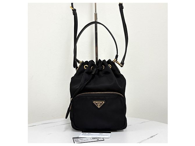 Prada Borsa bucket in nylon con logo triangolare Nero - vista 4