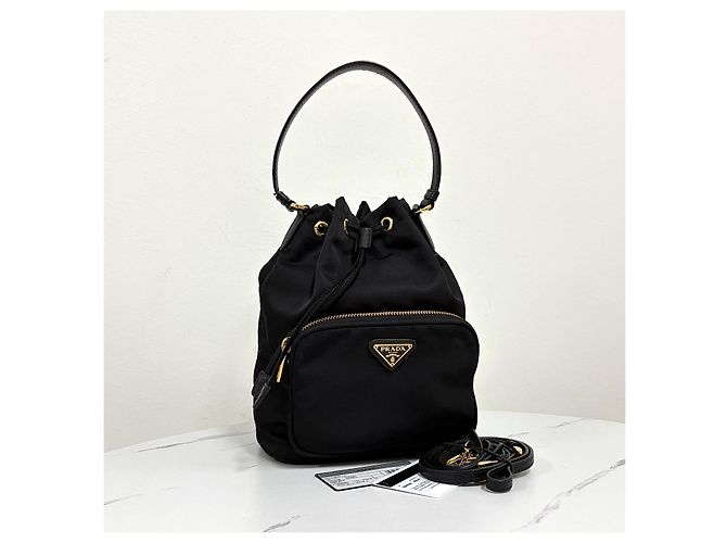 Prada Borsa bucket in nylon con logo triangolare Nero - vista 5