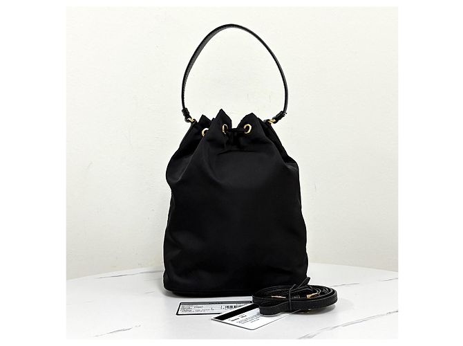 Prada Borsa bucket in nylon con logo triangolare Nero - vista 6