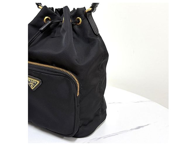 Prada Borsa bucket in nylon con logo triangolare Nero - vista 8