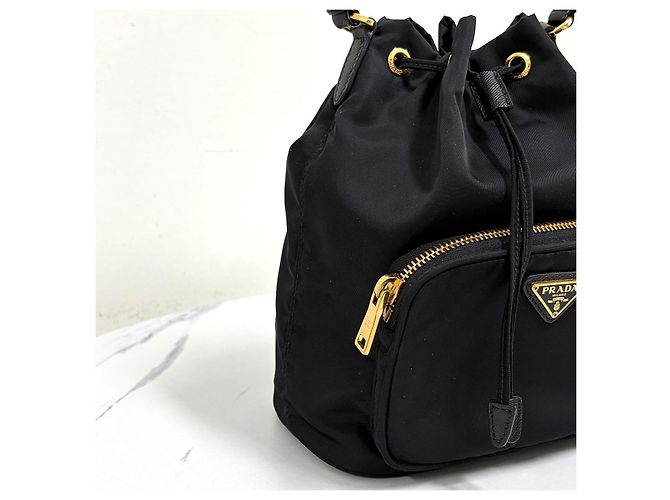 Prada Borsa bucket in nylon con logo triangolare Nero - vista 9