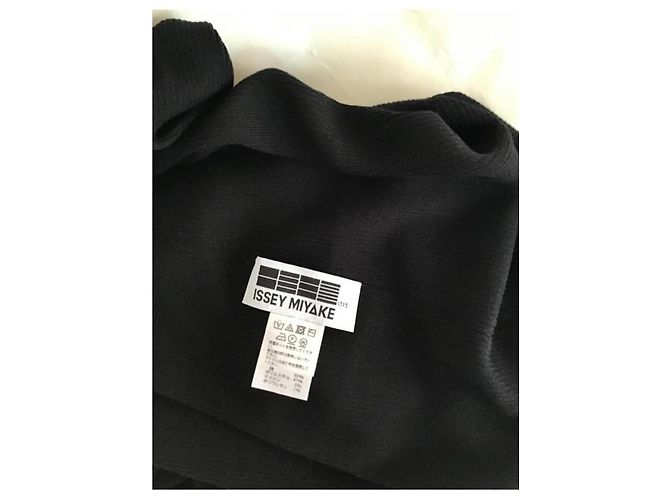 Issey Miyake schwarzes Rippstrick-Maxikleid mit Schlitz - Ansicht 7