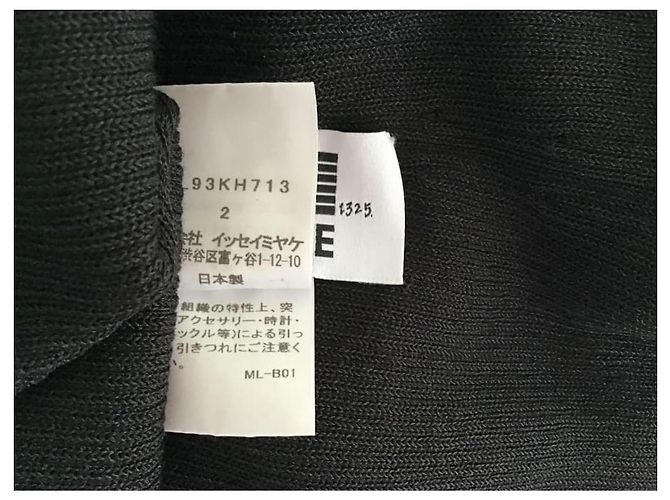 Issey Miyake schwarzes Rippstrick-Maxikleid mit Schlitz - Ansicht 8
