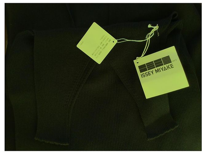 Issey Miyake schwarzes Rippstrick-Maxikleid mit Schlitz - Ansicht 9