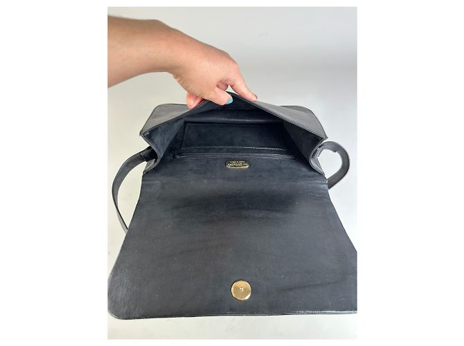 Vintage Givenchy Schultertasche aus Leder Schwarz Gold - Ansicht 3