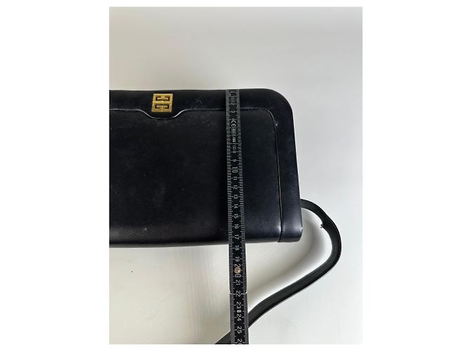 Vintage Givenchy Schultertasche aus Leder Schwarz Gold - Ansicht 9