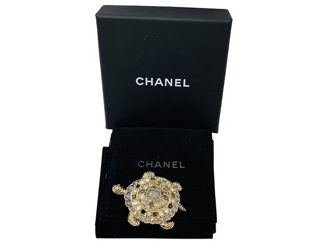 Spilla a tartaruga Chanel 2019 CC Logo oro chiaro impreziosita da strass e cristalli D'oro - vista 7