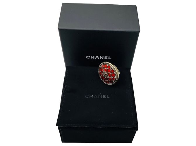 Chanel 2010 Rot / Brushed Gold CC Logo kreisförmiger Emaille-Locket-Ring - Ansicht 8