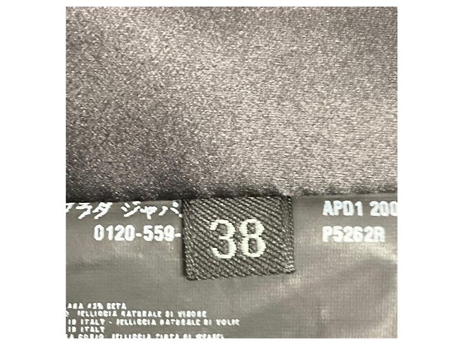 Giacca cropped Prada in lana e seta nera edizione limitata, impreziosita da perline, con pelliccia di visone e volpe - vista 5