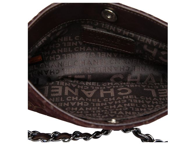 Borsa a spalla Pochette Chanel in camoscio goffrato marrone con Camelia e catena - vista 4