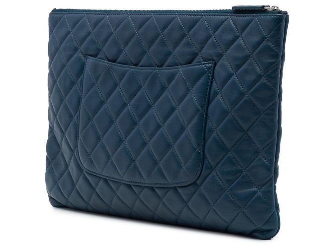Clutch Chanel Large Quilted Lambskin O Case Blu - vista 2