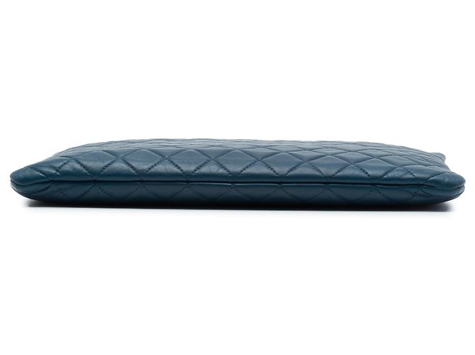 Clutch Chanel Large Quilted Lambskin O Case Blu - vista 3