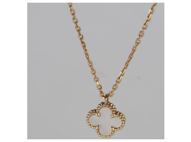 Van Cleef & Arpels Sweet Alhambra Anhänger aus Gelbgold und Perlmutt - Ansicht 4
