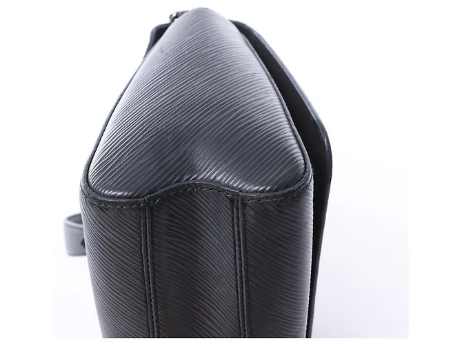 Borsa a tracolla Louis Vuitton Twist MM in pelle Epi Nera M50282 Nero - vista 15