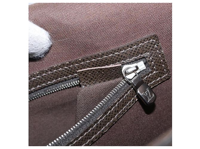 LOUIS VUITTON Taiga Alexei Shoulder Bag Grizzly M32478 LV - vista 12