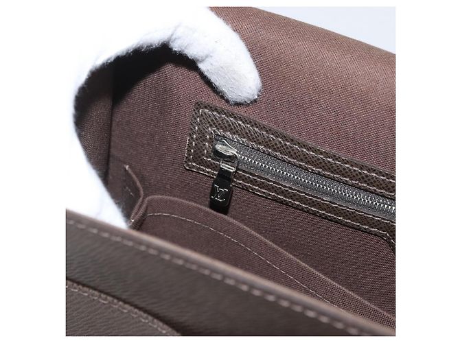 LOUIS VUITTON Taiga Alexei Shoulder Bag Grizzly M32478 LV - vista 23