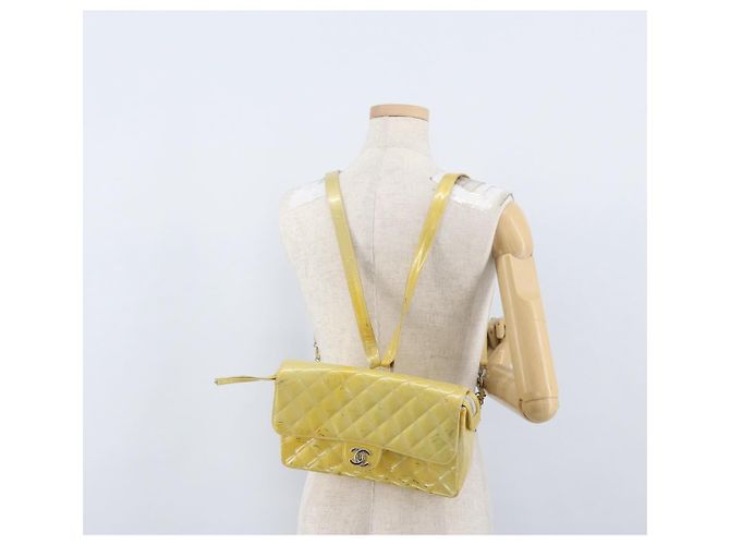 CHANEL Matelasse Backpack Patent leather Yellow Silver CC - vista 30