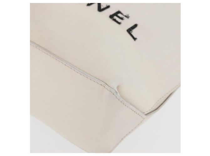 CHANEL Essential Hand Bag Leather White CC - vista 14